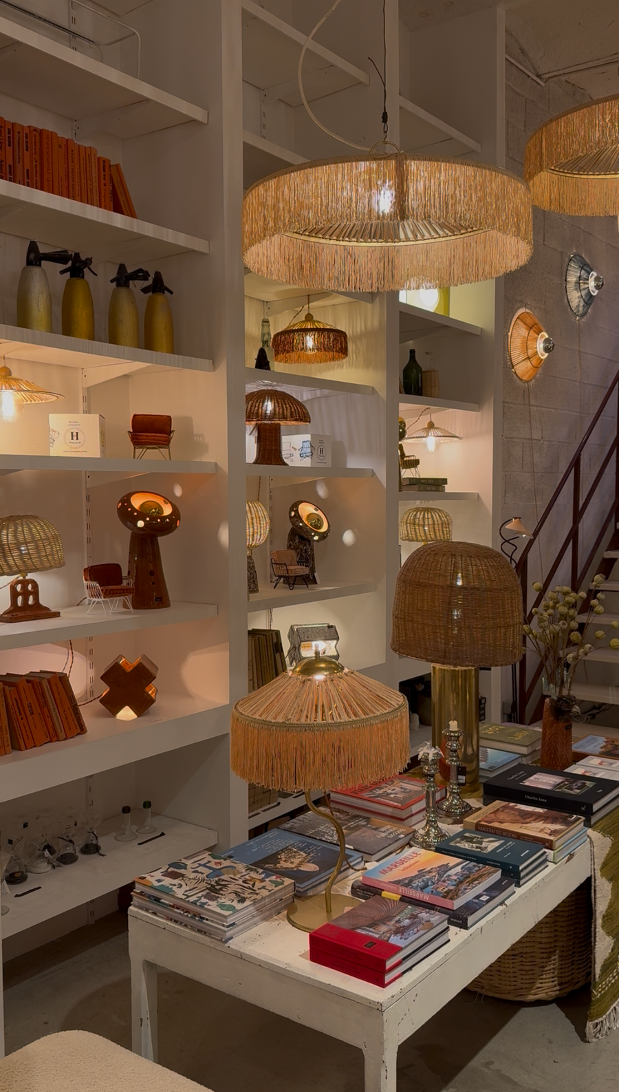 Fauteuils, canapés, tables, chaises, luminaires, miroirs, céramiques, linge de maison...
