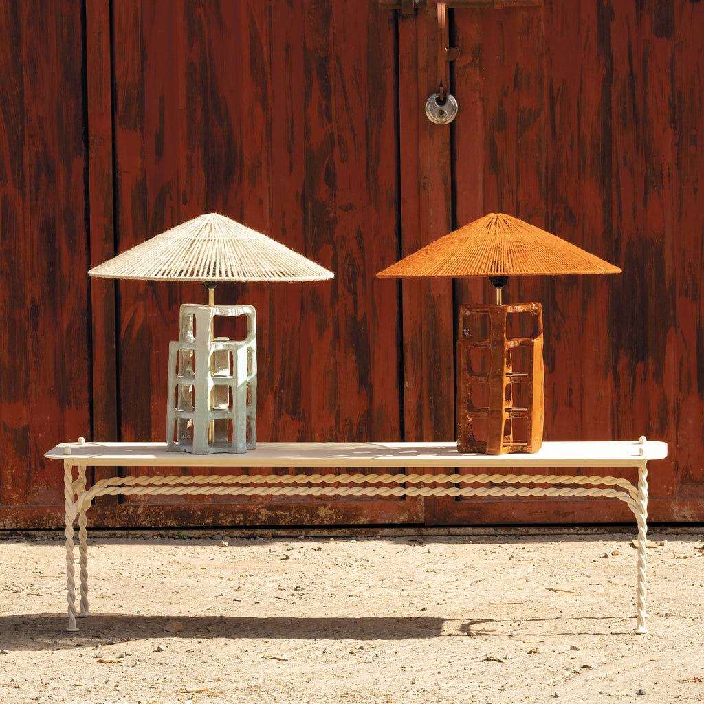 Lampe à poser design en céramique caramel et bleu ciel avec abat-jour en laine naturel, luminaire artisanal pour salon chambre