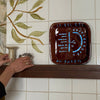 Assiette accroché au mur, vaisselle artisanale avec motifs soleil, combinée à des bougeoirs
