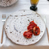 assiette ronde plate ceramique blanc texture tomate seche 