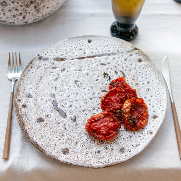 assiette ronde plate ceramique blanc texture tomate seche 