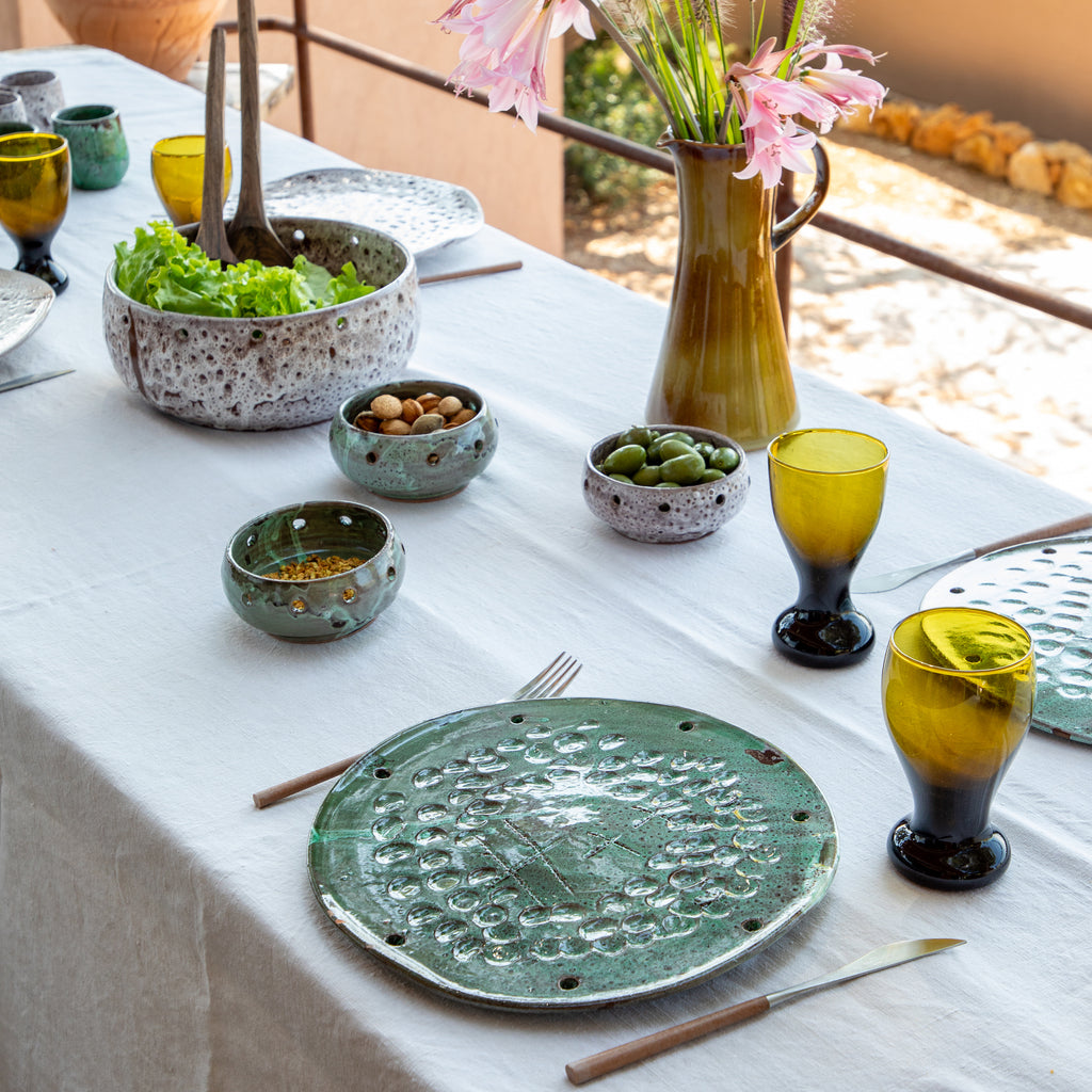 assiette plate ronde ramequin anse saladier rond vaisselle en ceramqiue blanc vert texturé sur nappe blanche style provencale