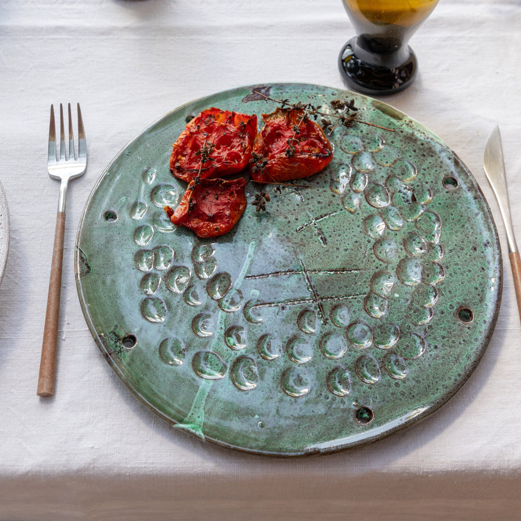 assiette ronde plate vert texturé ceramique maroc tomate seche nappe blanche