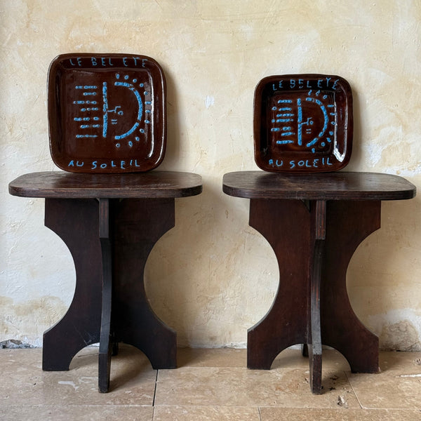 Assiettes en céramique faites main avec motifs solaires bleus disposées autour d’un décor rustique