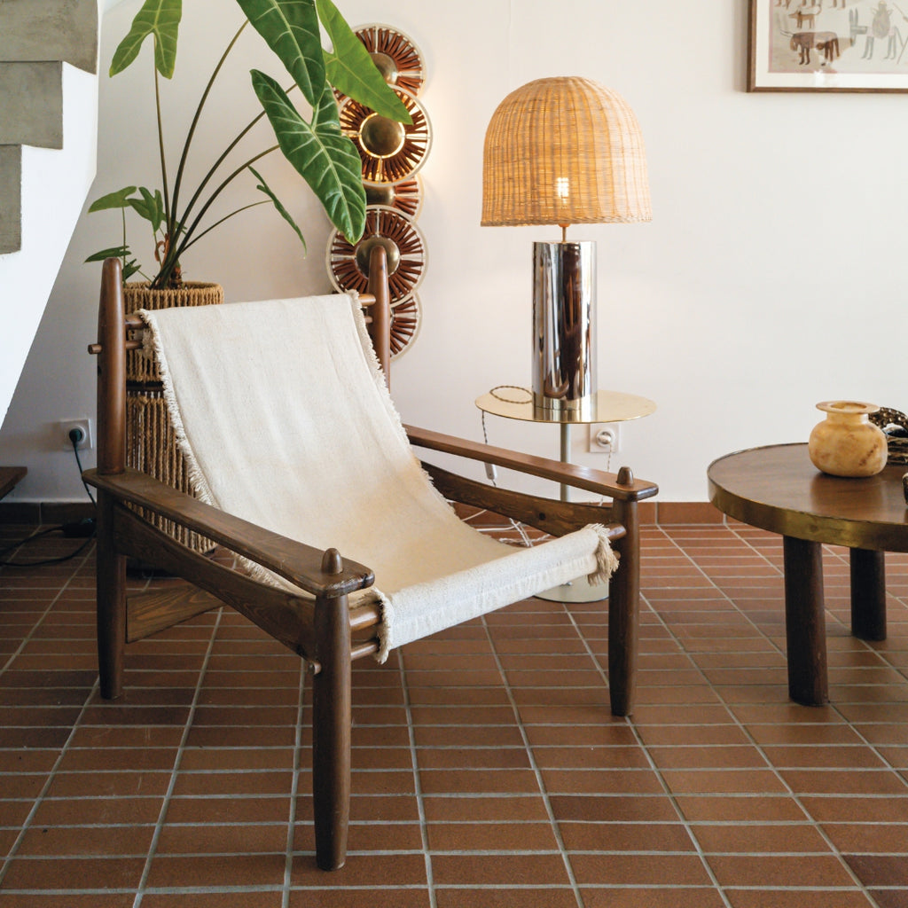 fauteuil brésilien vintage année 70 en bois foncé coton tissé salon lampe champignon rotin naturel 