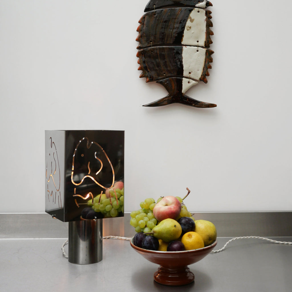 Lampe design en métal ajouré inox effet poisson, luminaire artisanal et moderne pour décoration d’intérieur, éclairage d’ambiance haut de gamme.