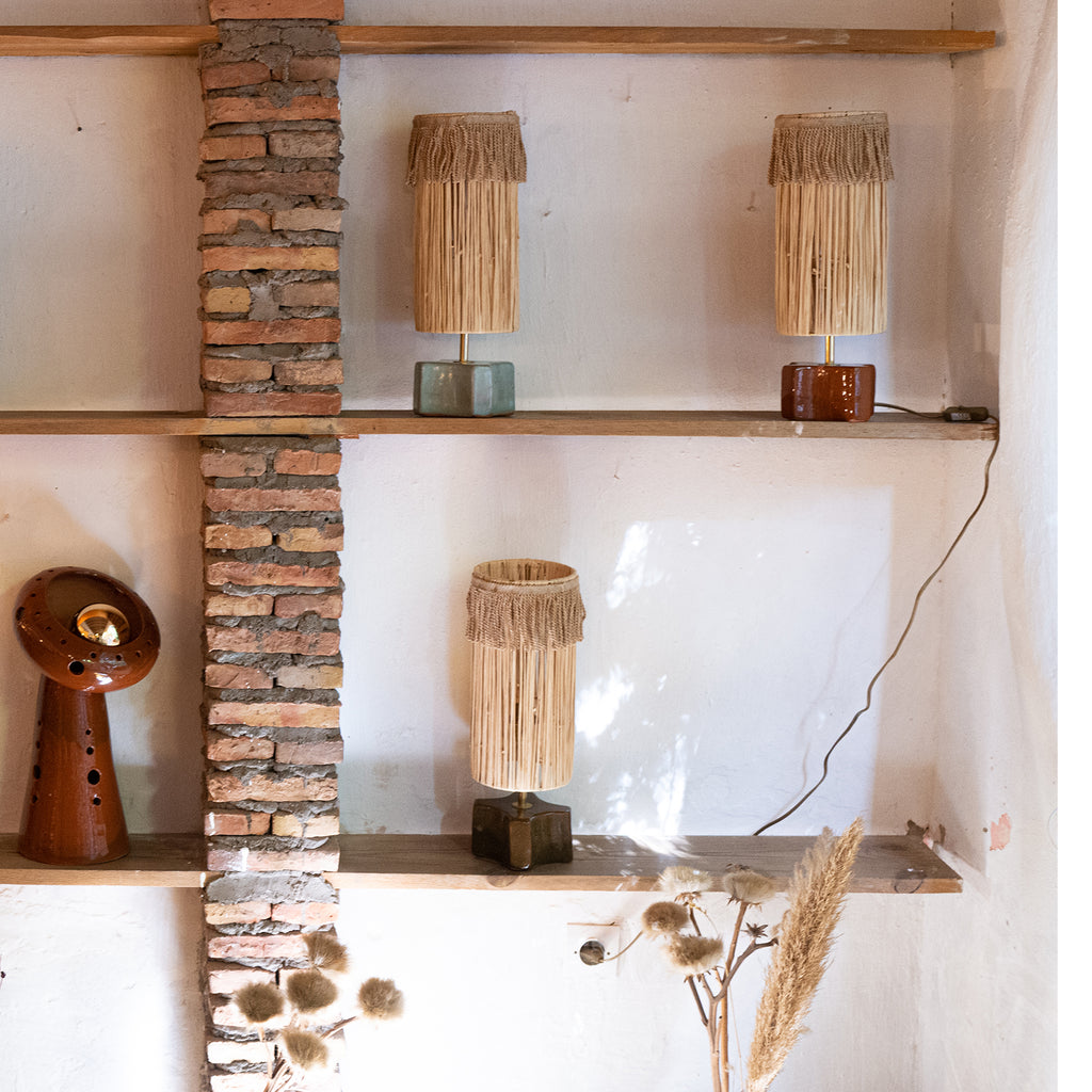 Lampe à poser de chevet design en matières naturelles & artisanales caramel kaki bleu ciel : abat-jour raphia, base céramique, éclairage décoratif élégant pour intérieur contemporain ou bohème