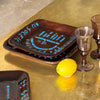 Décor de table artistique avec céramiques peintes à la main, verres fumés et éléments naturels évoquant une atmosphère provençale