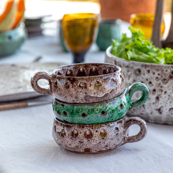 ramequin céramique petit trou avec anse en blanc texturé et vert sur table provence fabrication artisanal