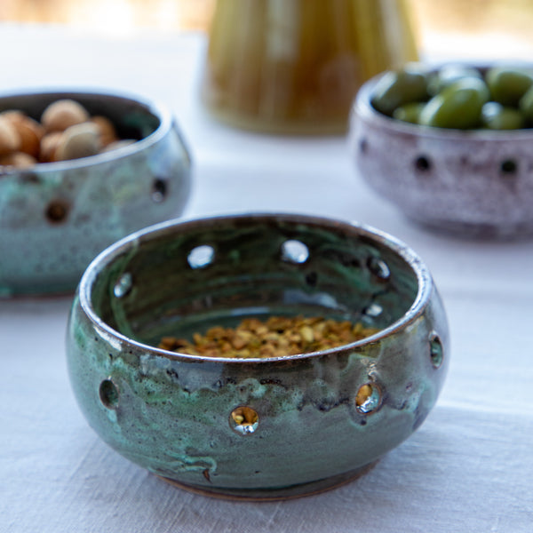 ramequin céramique vert texture avec trou sur table nappe blanche 