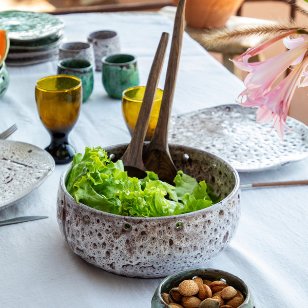 saladier en céramique lanzarote blanc texturé trou avec salade sur table