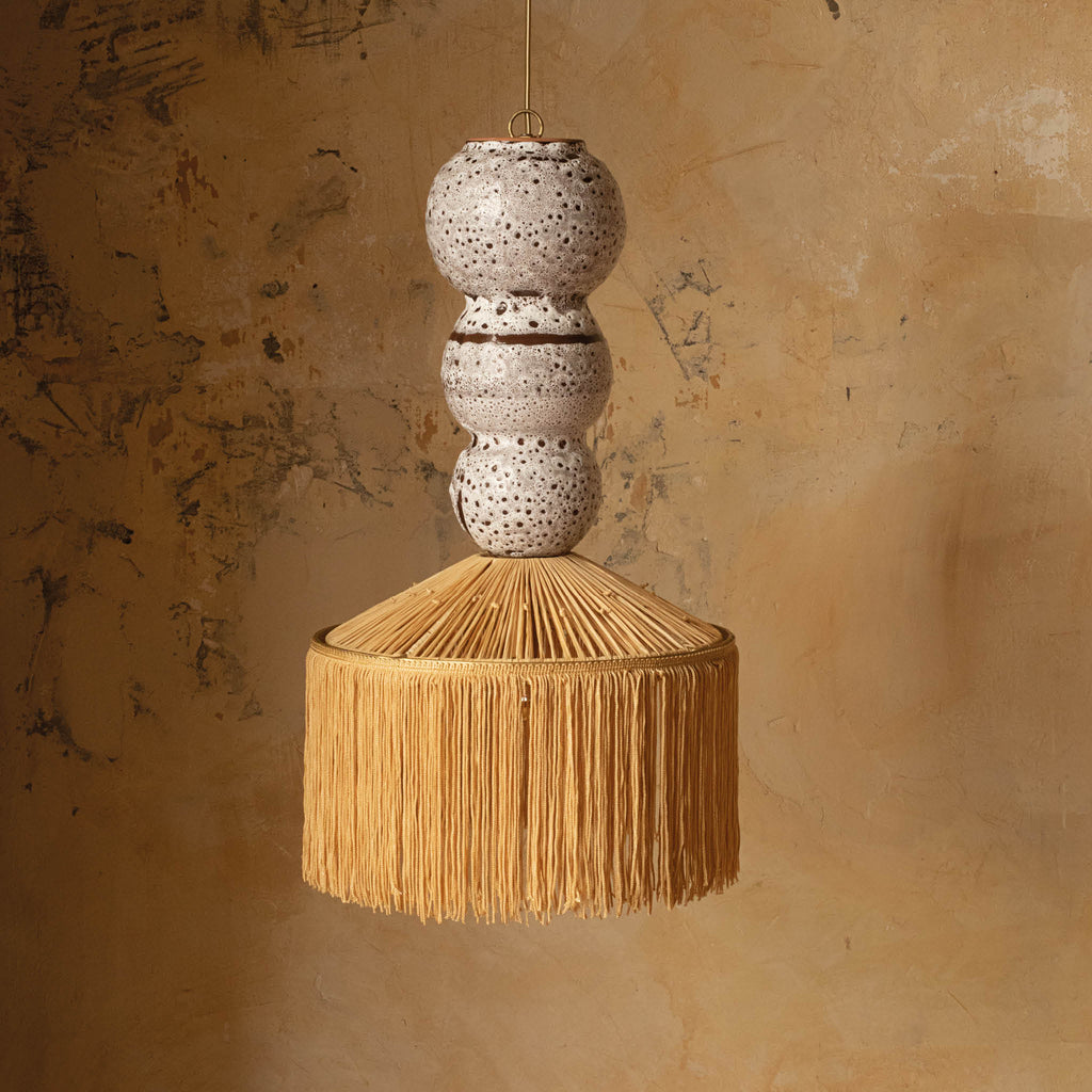 suspension céramique 3 boules organique avec abat jour en raphia en forme de parasol frange blanc texturé  marron 