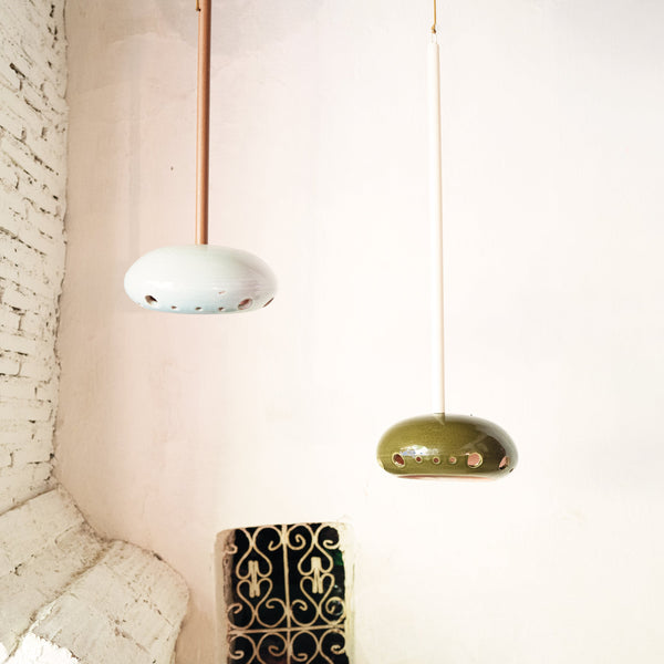 suspension céramique bleu ciel kaki trou fond blanc gala honoré