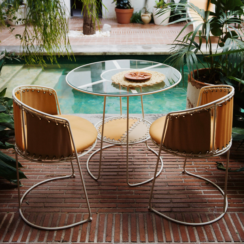 table ronde chaise exterieur outdoor tissu jaune fer ecru palmer piscine casa honoré terrasse 