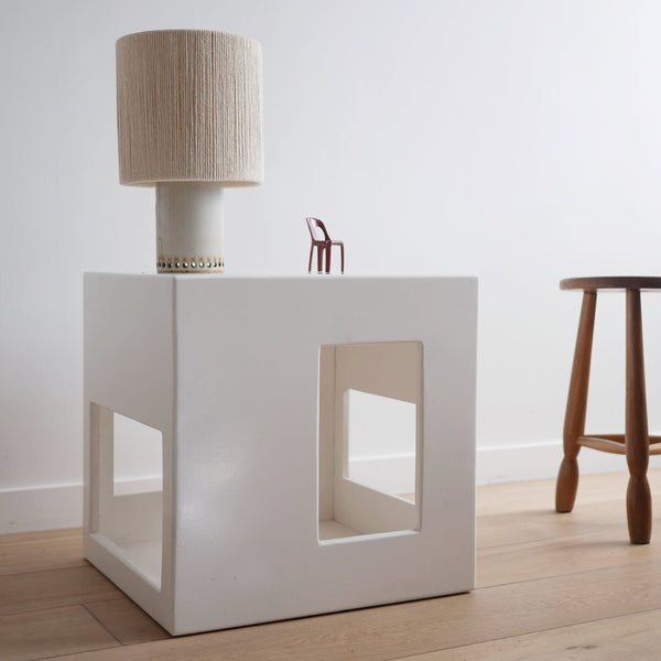 table de chevet table d'appoint en bois cube blanc ouverture carré rectangle forme géométrique avec lampe a poser et chaise miniature 