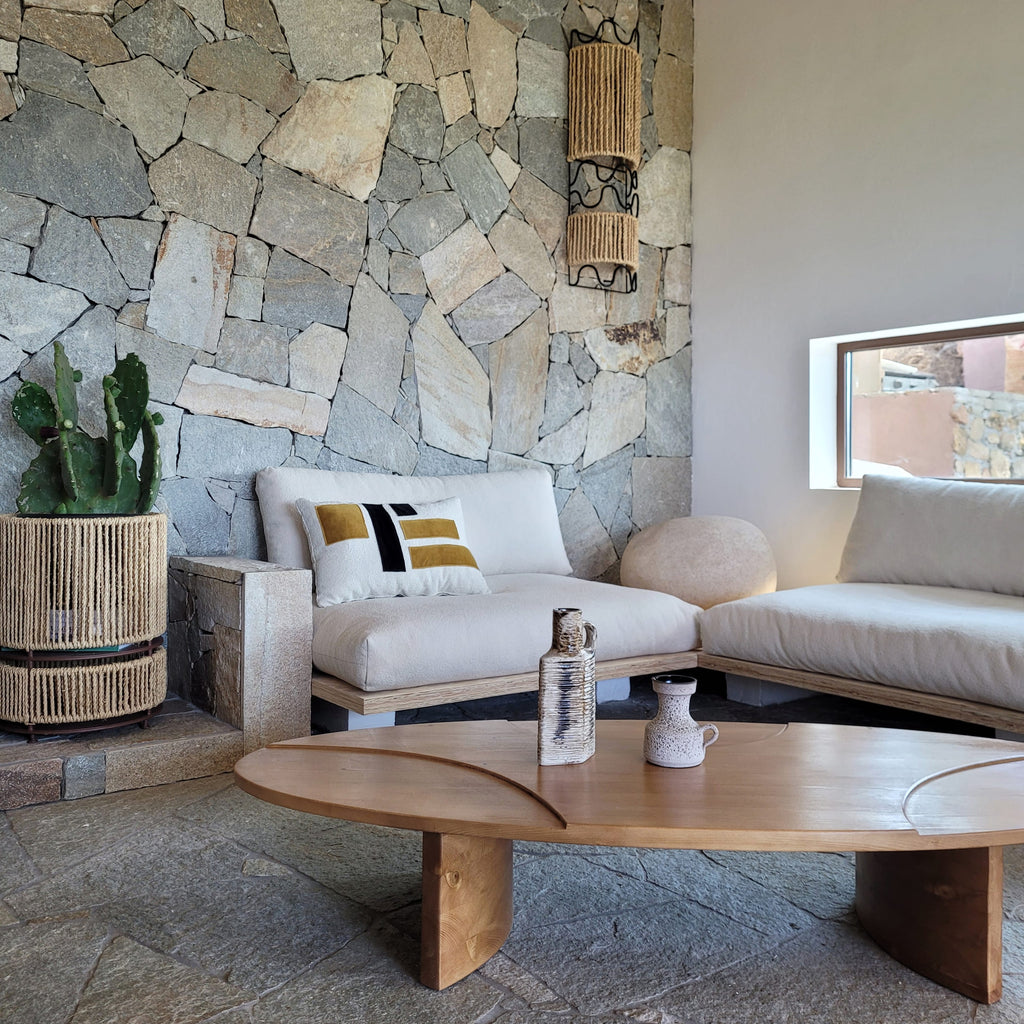 table en bois vernis ovale style organique pied arrondi dans salon provence en pierre matière naturel