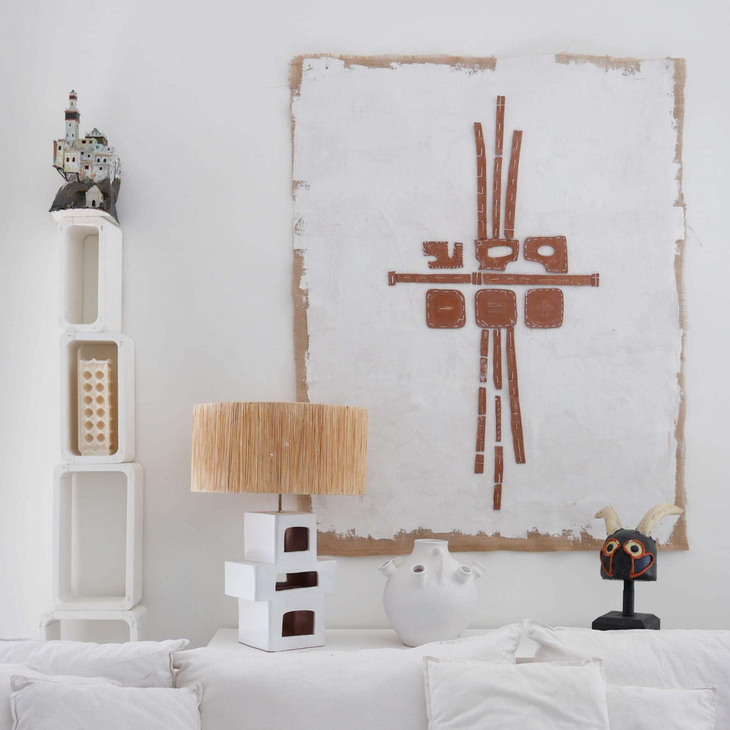 Lampe à poser en céramique artisanale blanc, forme géométrique sculpturale avec abat-jour en raphia naturel — luminaire design pour salon ou chambre.