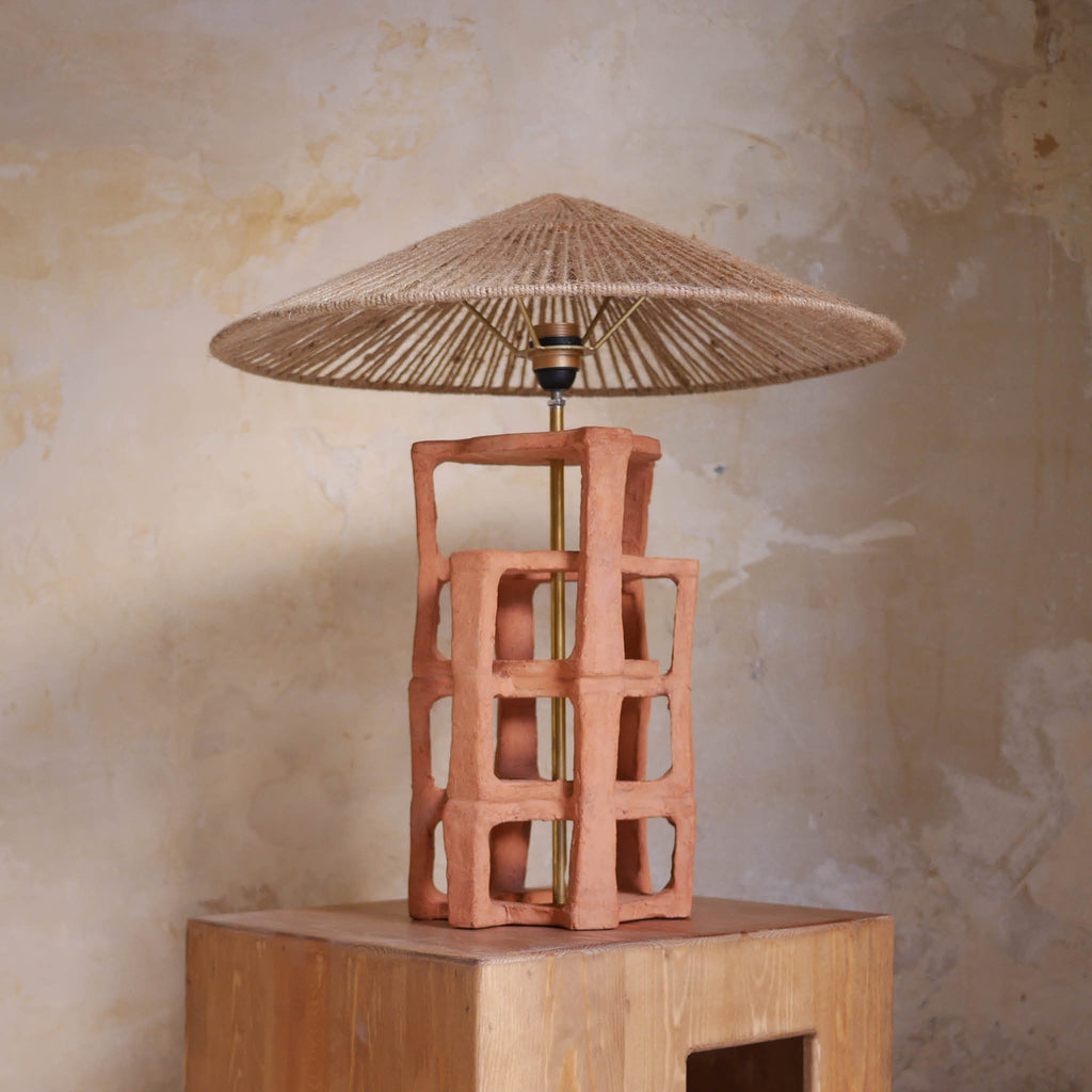 Lampe design en céramique terracotta avec abat-jour en laine naturel, luminaire artisanal.