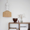 suspension céramique 3 boules organique avec abat jour en raphia en forme de parasol frange blanc texturé  marron 