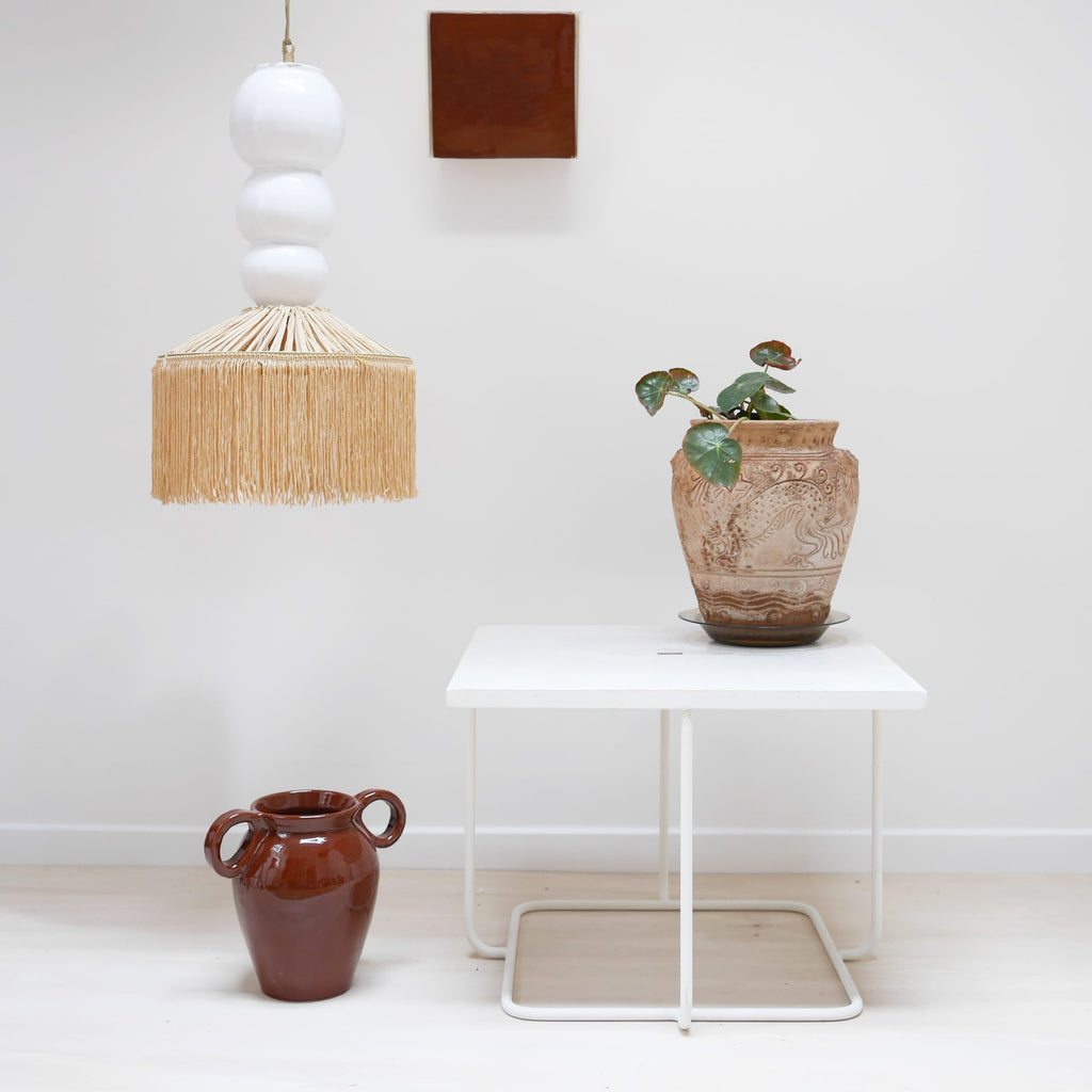 suspension céramique 3 boules organique avec abat jour en raphia en forme de parasol frange blanc 