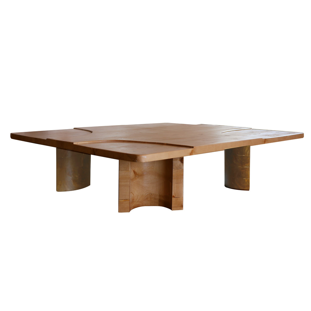 table basse carré en bois vernis pied arrondis forme organique détail sur le plateau dans salon Provence en pierre matière naturelle 