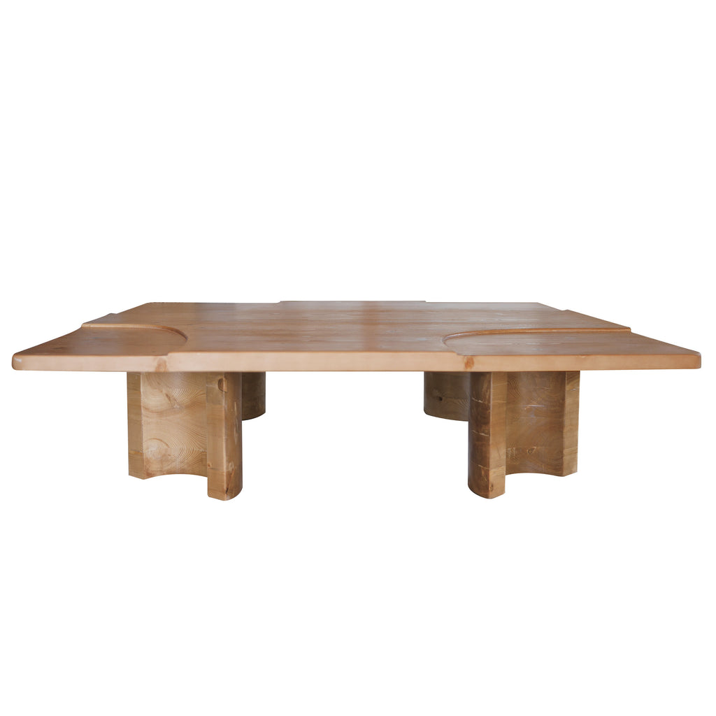 table basse carré en bois vernis pied arrondis forme organique détail sur le plateau dans salon Provence en pierre matière naturelle 